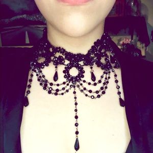 Elegant chocker style necklace.